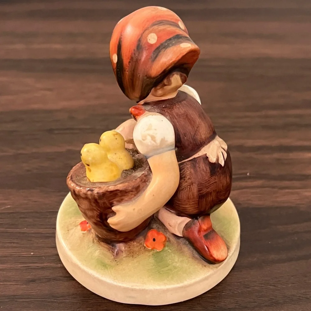 Charming‎ Figurine, chick girl with Chicks